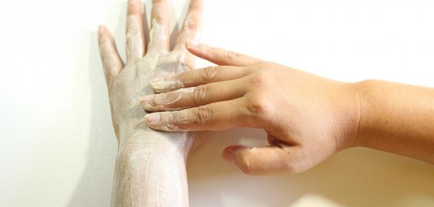 تنعيم اليدين وإزالة الجلد الميت