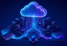 سحابة رقمية مضيئة فوق خوادم بيانات تتصل بحاسوب محمول وهاتف ذكي وجهاز لوحي