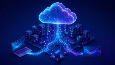 سحابة رقمية مضيئة فوق خوادم بيانات تتصل بحاسوب محمول وهاتف ذكي وجهاز لوحي