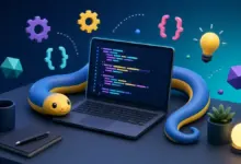 حاسوب محمول يعرض أكواد برمجية مع ثعبان بايثون ملون حوله - تعلم بايثون للمبتدئين