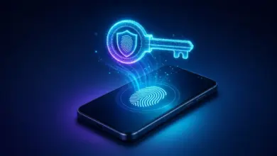 مفتاح رقمي مضيء فوق هاتف ذكي يرمز إلى مفاتيح المرور Passkeys